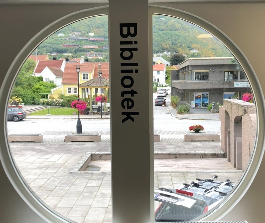 Bilde av biblioteket - Klikk for stort bilete
