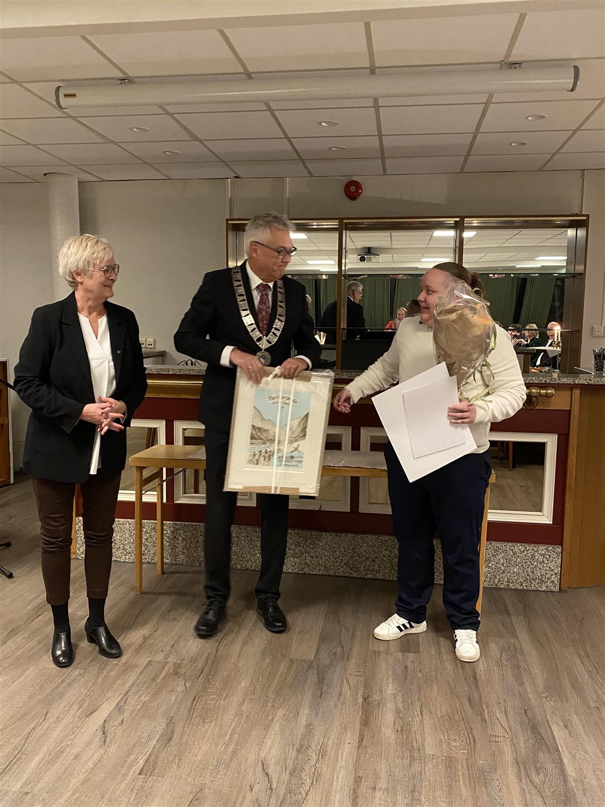 Petter Sortland og Monica Oppedal deler ut kulturprisen til Fjordbrass Lavik - Klikk for stort bilete