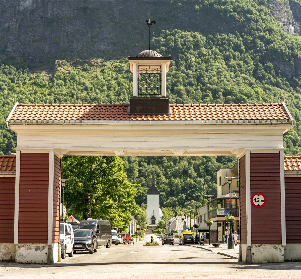 Utsikt gjennom Byporten - Klikk for stort bilete